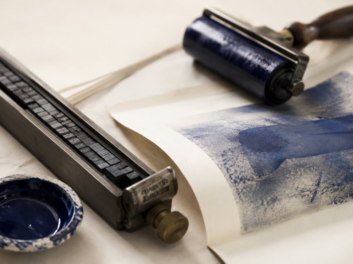 Atelier d'imprimerie : caractères mobiles, encre indigo et épreuve sur papier